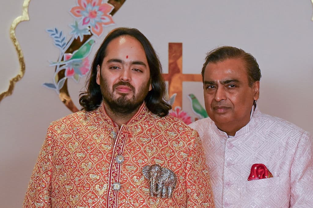 El presidente de Reliance Industries Mukesh Ambani, el hombre más rico de Asia junto a su hijo, Anant Ambani, quien contrajo matrimonio con Radhika Merchant en Mumbai este 12 de julio.
<br>
<br>A la boda asistieron c
<b>elebridades mundiales, magnates de negocios y políticos,</b> lo que puso de relieve la asombrosa riqueza y la creciente influencia del multimillonario.
<br>
<br>