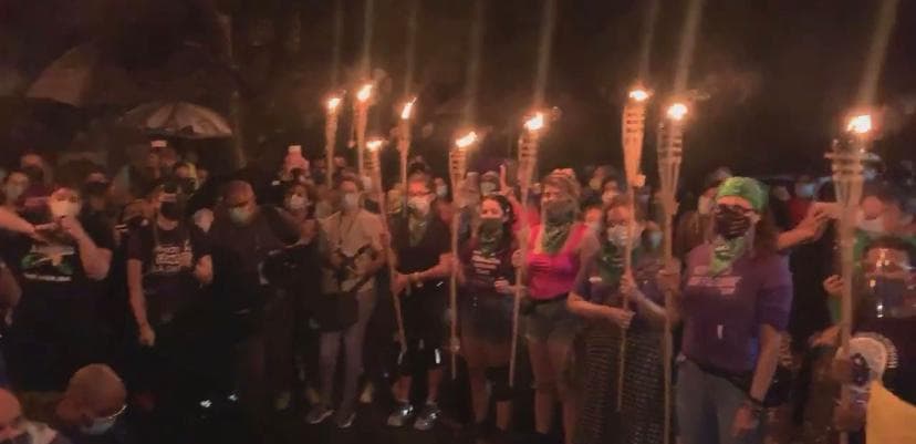 La organización también lanzó una advertencia a los candidatos a la gobernación a que no utilicen el tema de la violencia machista para ganar votos en las elecciones generales del 3 de noviembre.