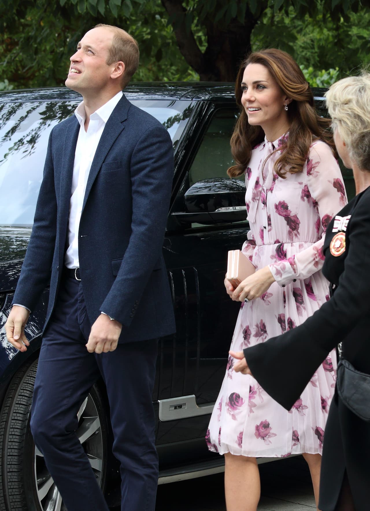 Un referente de la moda, la duquesa de Cambridge ha lucido varios vestidos de la fallecida diseñadora para acudir a múltiples eventos oficiales.