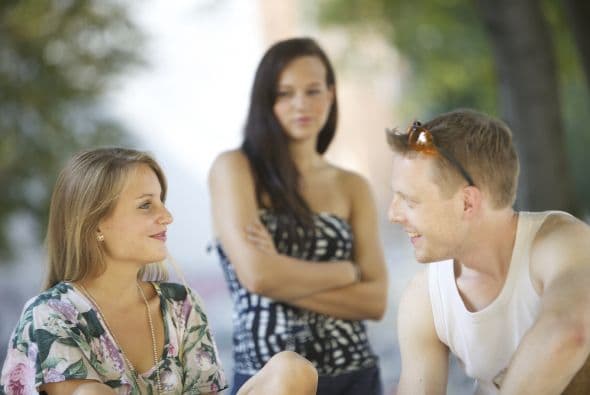 La sinceridad es primordial y es lo menos que se merece alguien que compartió parte de tu vida. Así que si estás rompiendo con él porque encontraste a alguien más, es tu obligación de decirlo.