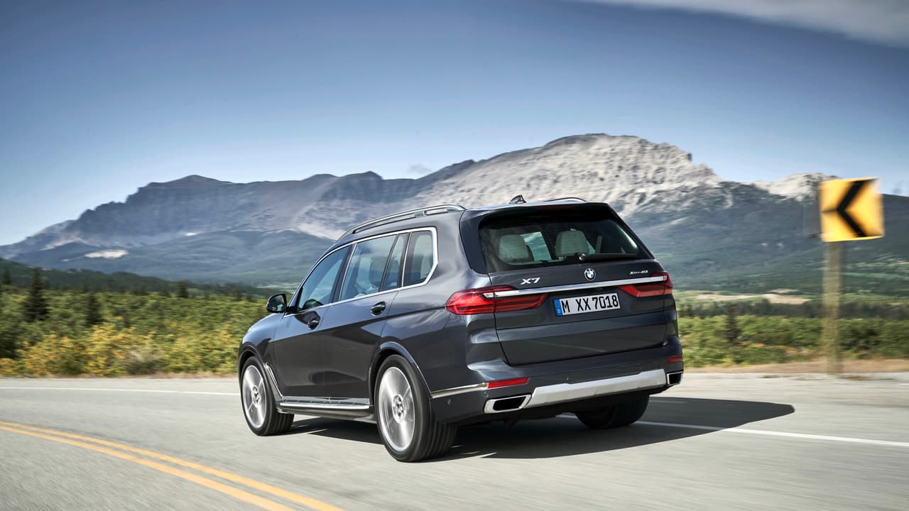 La primera opción es un motor de
<b>6 cilindros en línea turbo-alimentado</b> con 3.0 litros de desplazamiento que produce
<b>335 caballos de fuerza</b> y 330 lbs.-pie de torque. Las camionetas equipadas con ese motor serán conocidas como BMW X7 xDrive40i.