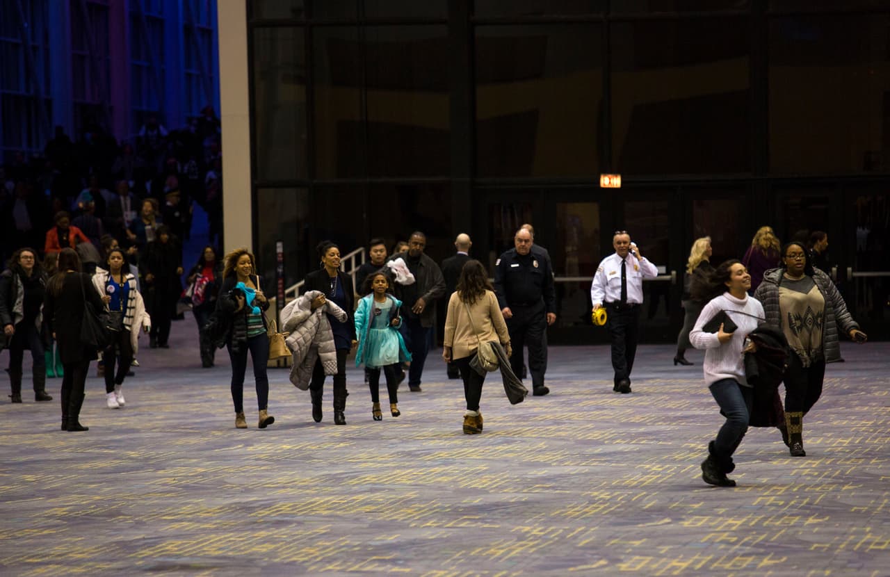 Momento en que se abren las puertas al público asistente al evento. Las entradas para ver por última vez al presidente se habían agotado rápidamente.