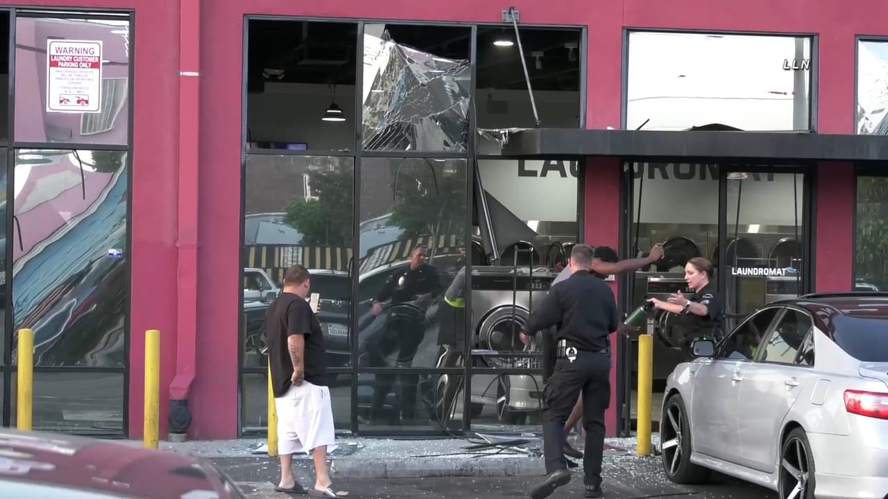 Además, decenas de negocios y carros resultaron afectados con vidrios rotos y paredes agrietadas.