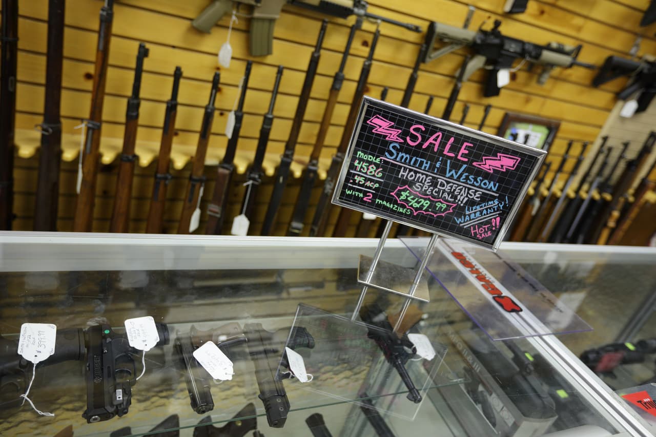 <b>Puesto 12. Wisconsin</b>
<br>
<ul>
 <li>Tasa de verificación de antecedentes de armas de fuego de enero a junio de 2021: 86.7 por cada 1,000 personas</li>
 <li>Verificaciones de antecedentes de armas de fuego hasta junio de 2021: 395,500. </li>
 <li>Total de verificaciones de antecedentes de armas de fuego en 2020: 731,600.</li>
 <li>Total de verificaciones de antecedentes de armas de fuego en 2019: 435,700.</li>
 <li>Cambio de 2019 a 2020: +67.9%. </li>
 <li>Muertes por arma de fuego en 2019: 10.2 por cada 100.000 habitantes.</li>
</ul>
<br>Los analistas advierten que el aumento en las ventas de armas en los primeros seis meses de 2021 no debe tomarse como inusual. Las ventas de armas han aumentado la mayoría de los años desde 1999. 
<br>