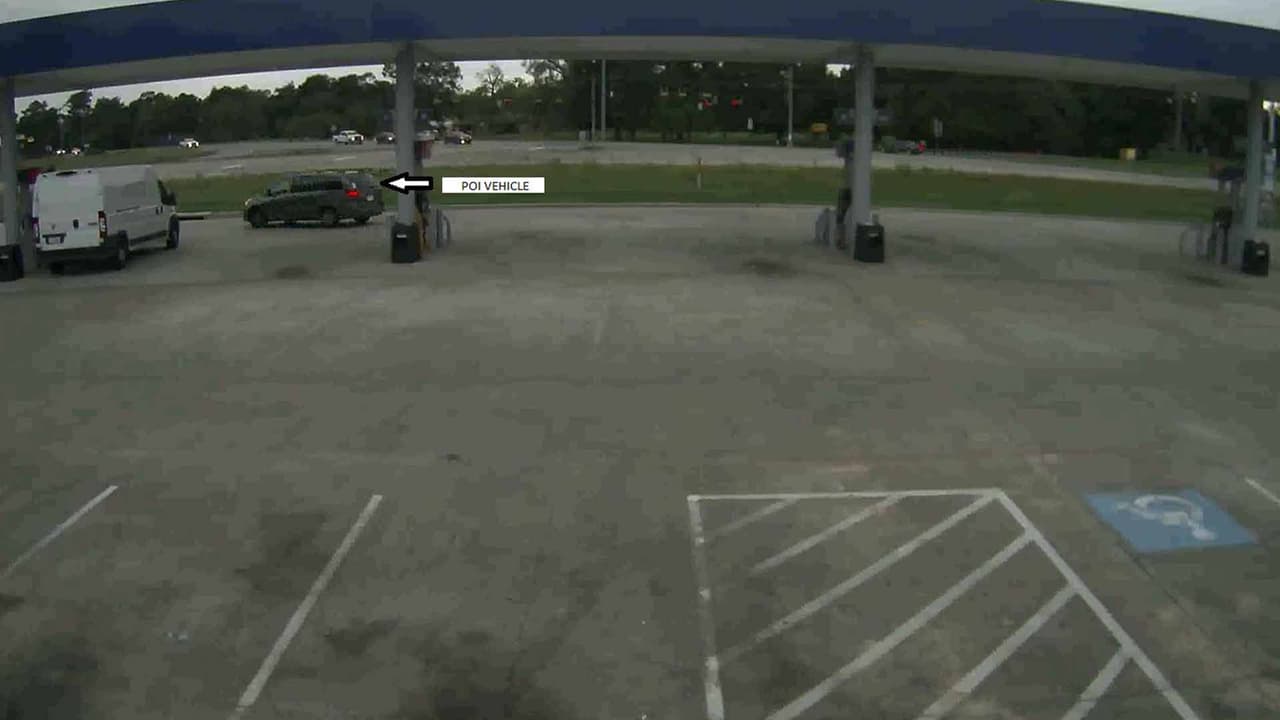 Las autoridades solicitan ayuda para localizar a la persona que se ve en las fotografías. Los informes se pueden proporcionar a través de la línea telefónica 936-336-5666.