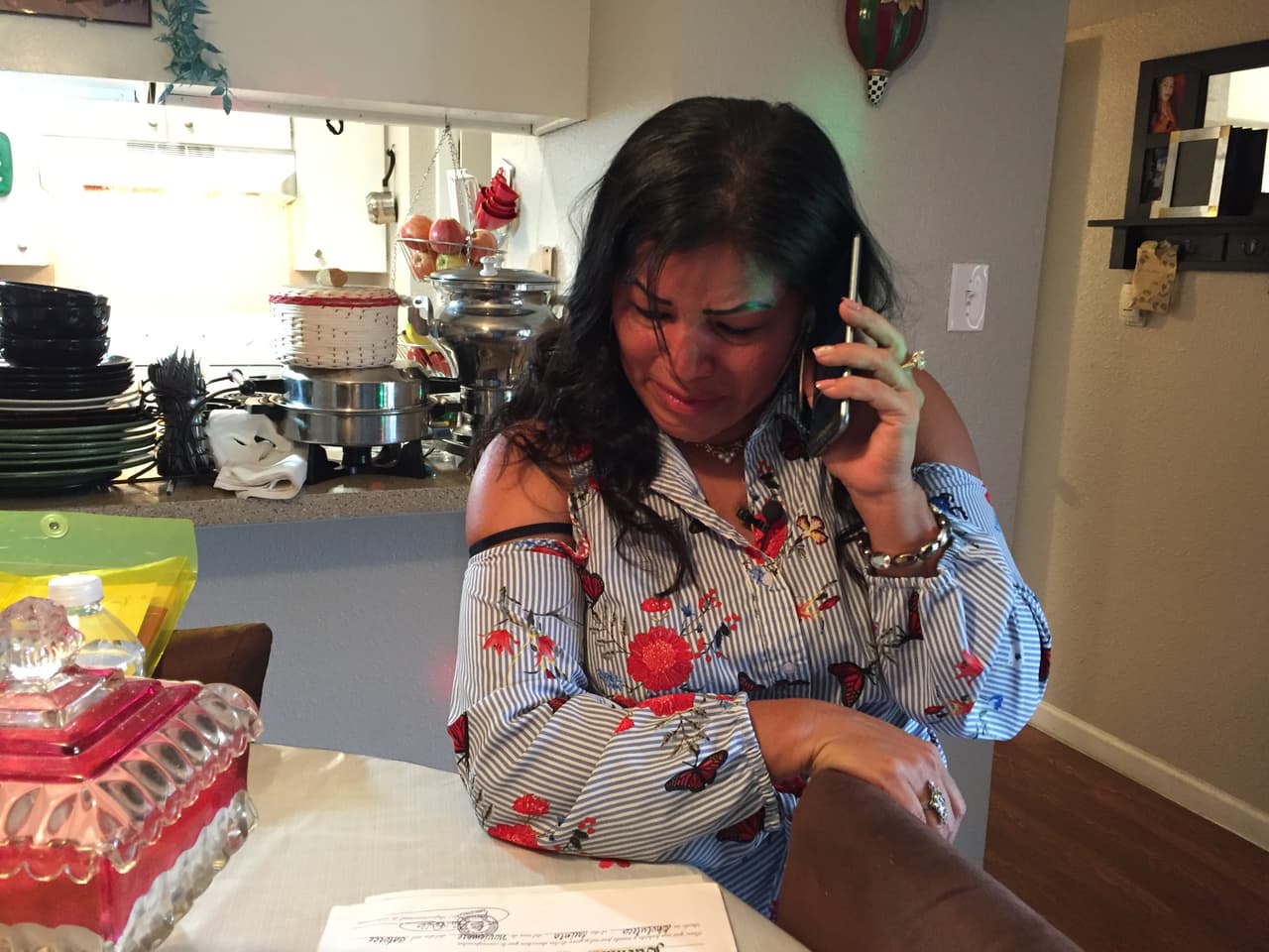 Mendoza no puede contener las lágrimas al hablar con Brihana por teléfono. "Ella siempre llora, ella siempre está llorando. Tiene ya días que no sabe de su mamá”, dice de su sobrina.
<br>