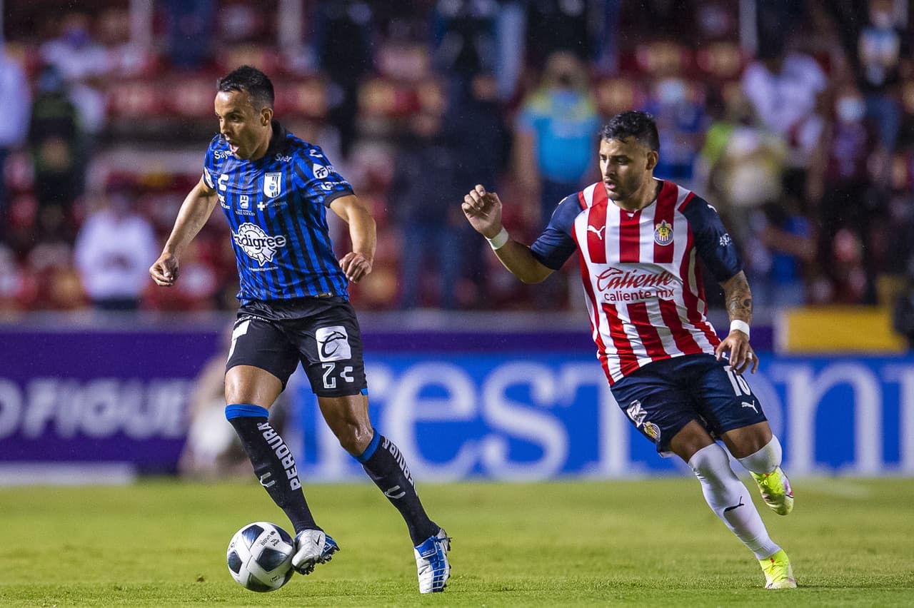 Jonathan Dos Santos es el héroe de la noche, ya que su solitario gol le da un valioso triunfo a Querétaro 1-0 sobre las Chivas.