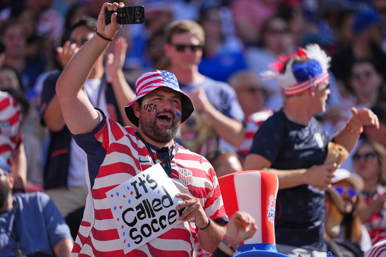 Los fanáticos reaccionan durante el partido de fútbol de octavos de final de la Copa Mundial entre Estados Unidos y Bosnia en Santa Clara, California, cerca de San Francisco, el miércoles 1 de julio de 2026.