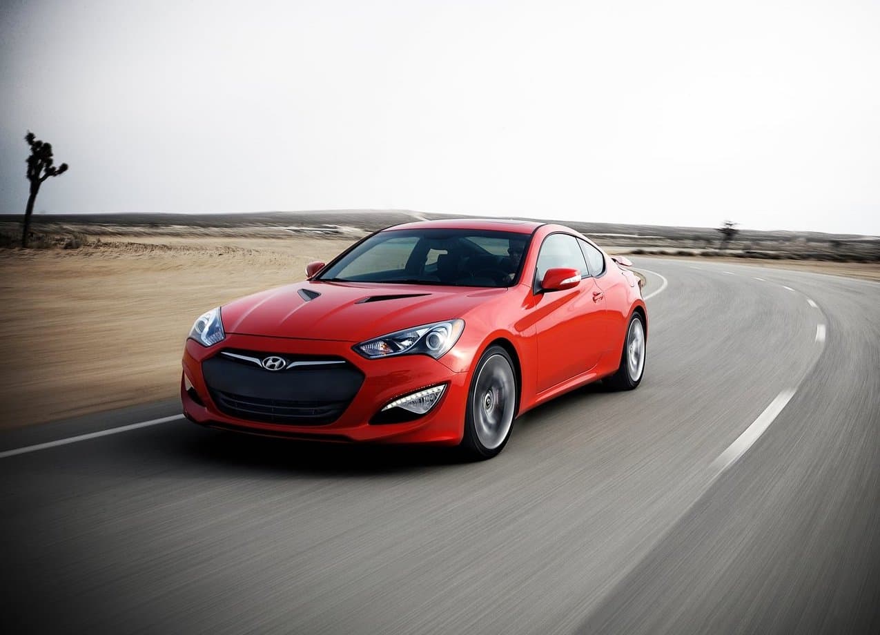 <b>4. Hyundai Genesis Coupe</b>
<br>
<br>Porcentaje de dueños con al menos una multa por exceso de velocidad: 15.75%
<br>Precio base: $26,950
<br>Potencia: 348 HP
<br>
<br>En la imagen un Hyundai Genesis Coupe 2013.