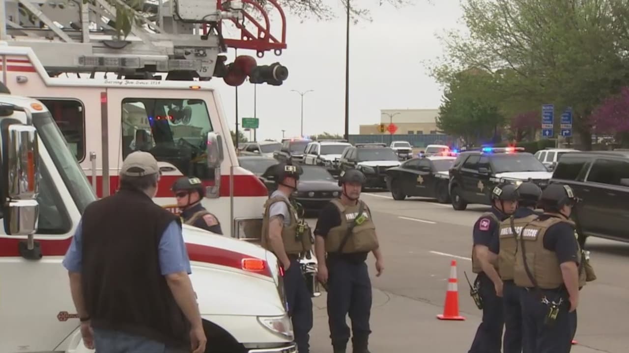 Policía arresta hombre atrincherado por más de 10 horas que presuntamente baleó e hirió un oficial en el norte de Texas