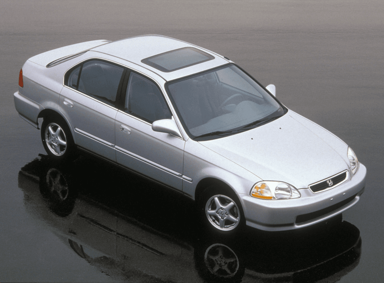 2. Honda Civic 1998: La sexta generación del compacto de Honda fue súper popular en sus días. El tiempo le ha dado la razón a sus partidarios ya que el sólo hecho de que después de 18 años haya aún suficientes unidades en las calles como para lograr que su modelo 1998 sea el segundo auto más robado en Estados Unidos es en sí mismo un logro impresionante. El año pasado vio 49,430 Honda Civic 1998 desaparecer de sus hogares.