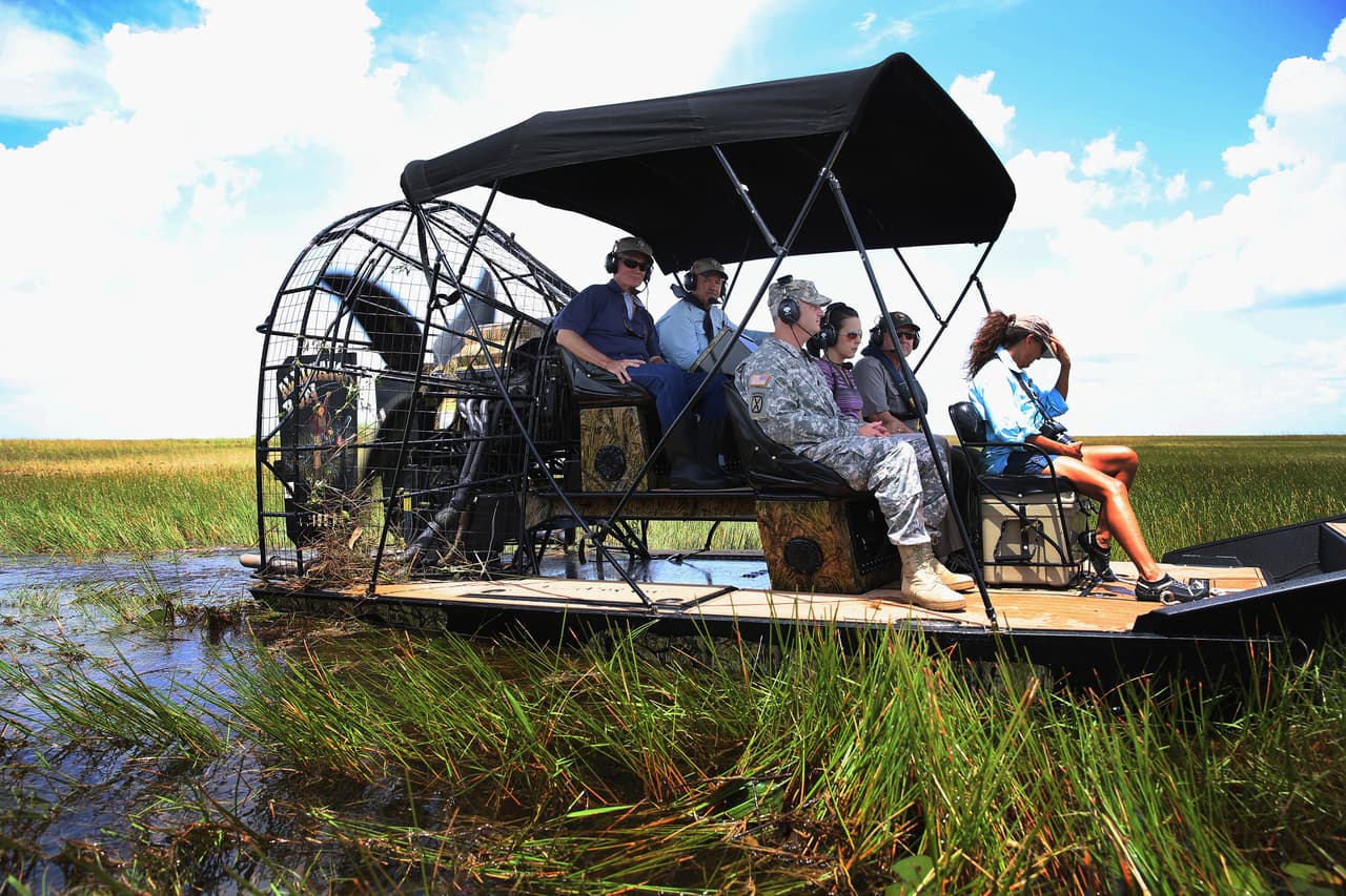 Un hidrodeslizador de turistas en el Parque Nacional de los Everglades