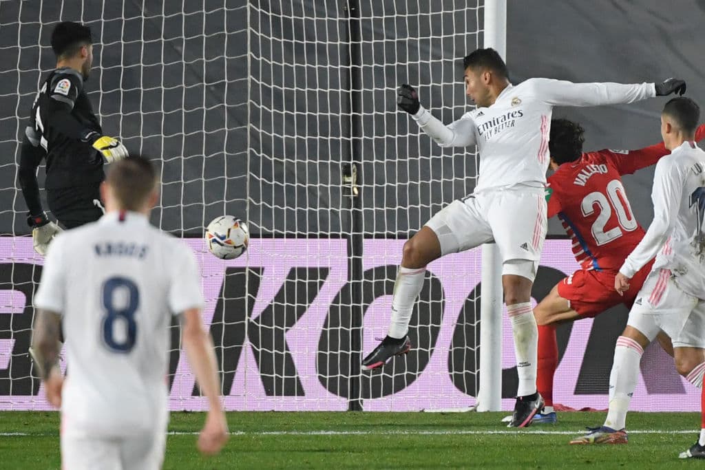 Casemiro (57’) marcó el primero y Benzema (90+3’) selló el triunfo en el último suspiro del cotejo. Los merengues llegaron a 32 unidades empatando a los del ‘Cholo’. Real Madrid cerrará el año enfrentando al Elche.
