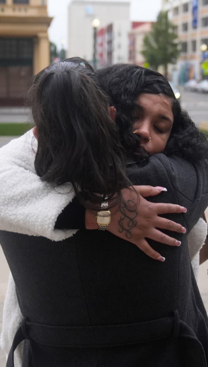 Patrice Williams lamentó profundamente que "otras madres perdieran a sus hijos en la fiesta de cumpleaños de mi hija". En el tiroteo, cerca de las 6:00 p.m., murieron
<b><a href="https://www.univision.com/local/sacramento-kuvs/susano-archuleta-victimas-tiroteo-masivo-fiesta-infantil-stockton" target="_blank">Susano Archuletta,</a></b> de 21 años, y
<b> Amari Peterson</b>, de 14 años. Ambos fueron
<b>identificados por familiares</b> y no por las autoridades.
<br>
<br>Otros dos menores,
<b>de 8 y 9 años</b>, perdieron la vida en el tiroteo.