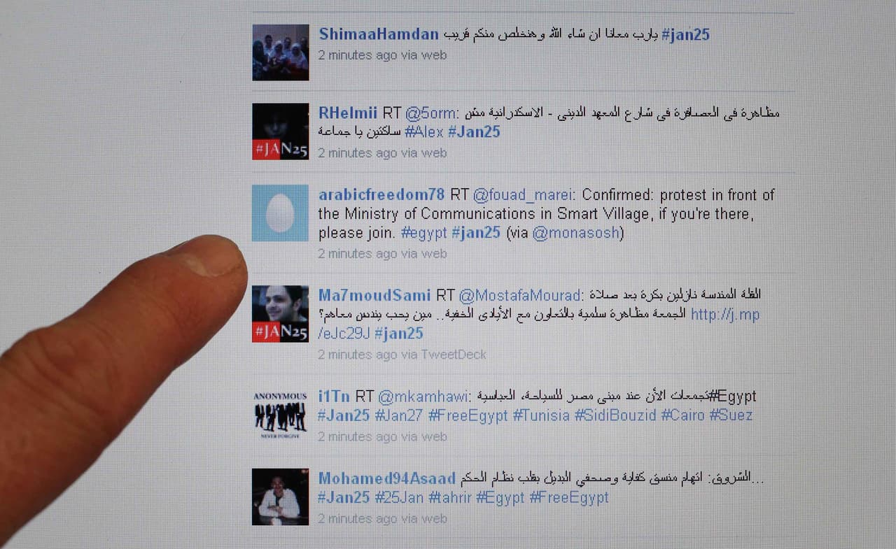 <b>Facebook en la ‘primavera árabe’, diciembre de 2010. </b>Una serie de protestas masivas estallaron en Túnez y se extendieron a los países vecinos en las siguientes semanas y meses,
<a href="https://www.univision.com/noticias/noticias-del-mundo/la-primavera-arabe-tumbo-a-tres-dictadores-pero-otros-tres-sobreviven"><u>lo que provocó el colapso de varios gobiernos</u></a>. Facebook es reconocido como uno de los catalizadores de la revolución juvenil que se extendió por Oriente Medio, y demostró la capacidad de la herramienta para la organización política.