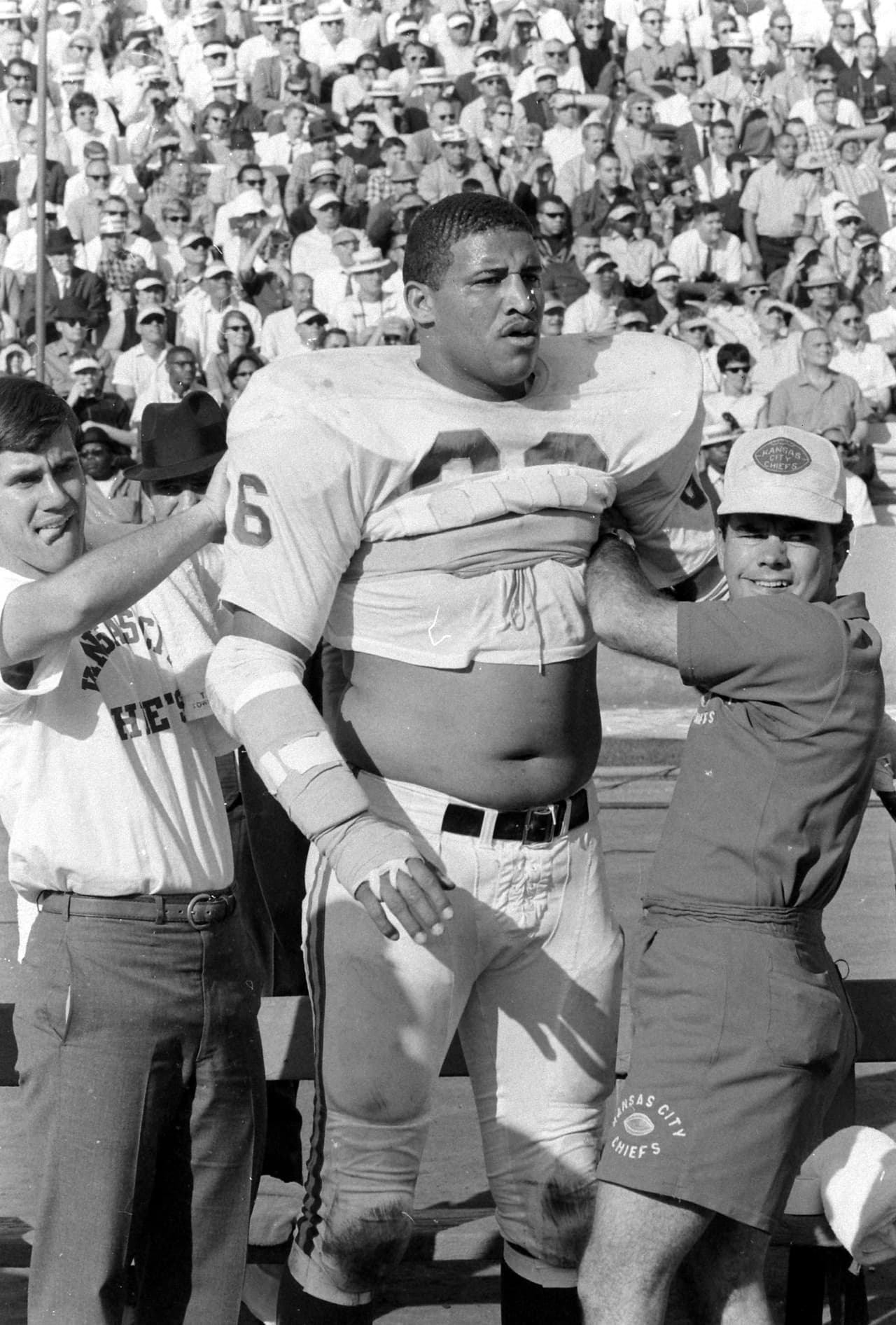 Buck Buchanan, de Kansas City, recibe un ajuste a su equipo en medio tiempo.