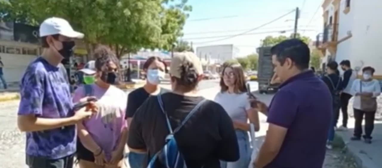 Decenas de familiares, amigos y gente indignada
<b>se han acercado hasta la estética donde trabajaba Itzel para honrarla con una veladora o algunas rosas</b>, con la firme promesa de que harán todo para que su agresor tenga un castigo ejemplar.
<br>