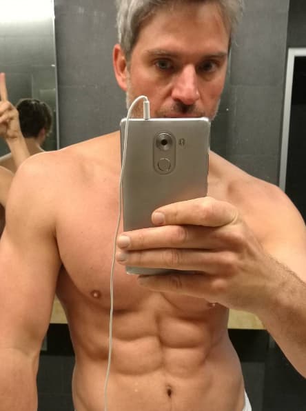 ¡Valen mucho la pena! El actor argentino tiene un abdomen de acero.