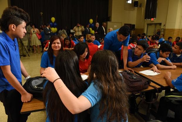 Crean nuevas escuelas a la medida de los inmigrantes recién llegados