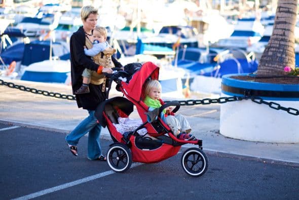 Espacio para guardar. El cochecito será el principal transporte de tu bebé. Asegúrate de que tenga lugar para almacenar sus cosas y las tuyas. Colgar elementos del manubrio puede ser riesgoso, ya que el peso podría tumbarlo, advierte la Academia Americana de Pediatría.