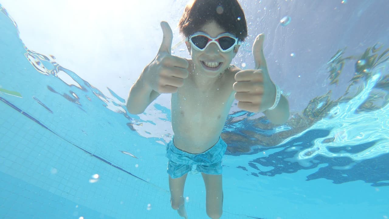 <b>1. Enseña a los niños a nadar.</b> Nadar debería ser una habilidad básica de los niños y deberían aprenderla cuando tengan la edad adecuada. La Academia Estadounidense de Pediatría recomienda comenzar a los 4 años.