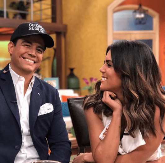 Aquí lo vemos con la fan #1 de Código Segura, la bella Francisca Lachapel.