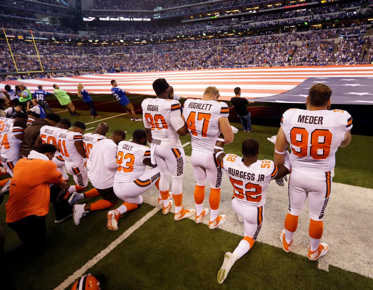 Los jugadores de los Cleveland Browns antes del partido contra los Colts de Indianapolis.
<br>