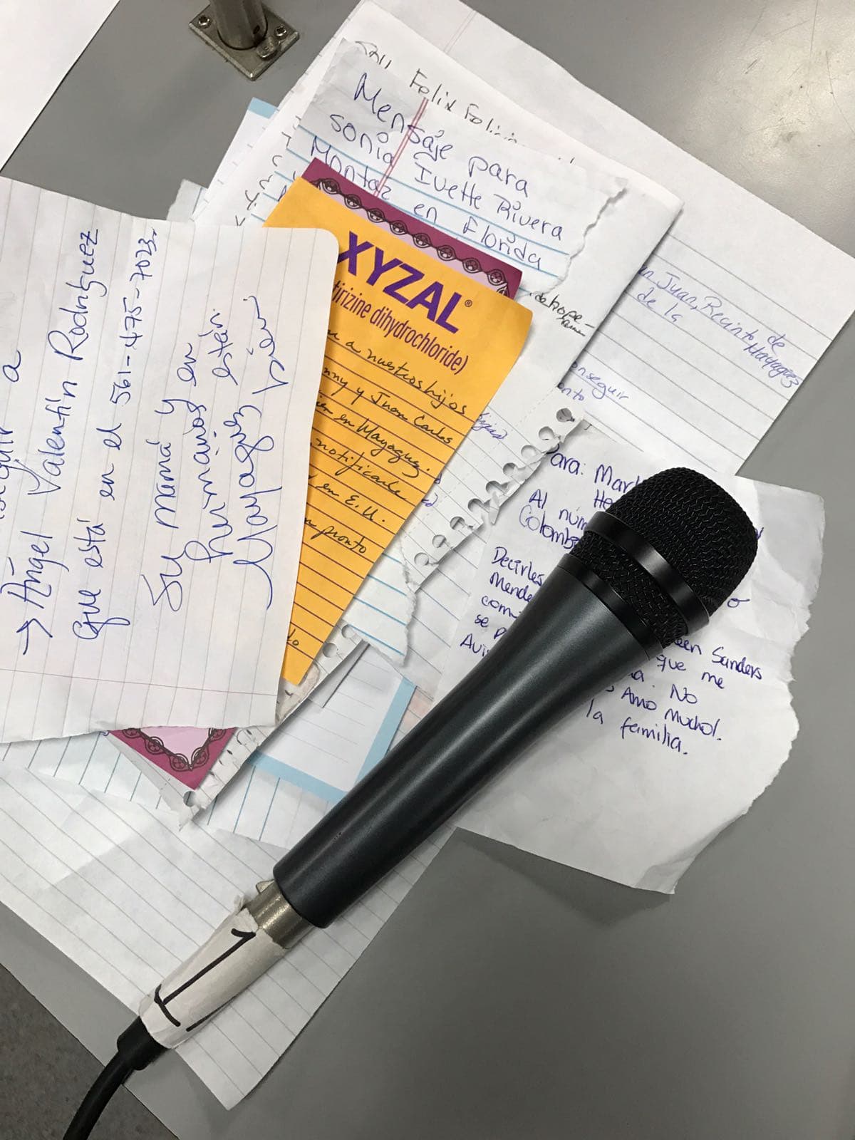 Miles de Mensajes que ciudadanos llevan a la emisora WKJB esperando que sus familiares puedan saber de ellos.