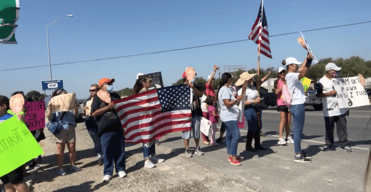 Protestaron por el cierre del puente Internacional y el desvío del tránsito. Además, porque "temen" que sus familiares sean contagiados con covid-19 ante la llega de los migrantes, un mensaje sin fundamentos que republicanos como Greg Abbott y Trump han intentado diseminar por medio de las redes sociales. 
<br>
<br>
<b>También rechazan la entrada irregular a los Estados Unidos. </b>