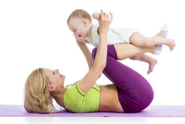 Ya verás cómo goza de estar en tus brazos y de ser hamacado mientras tú te ejercitas, destaca la instructora certificada del centro Yoga Works, en Los Ángeles, Desiree Bartlett.