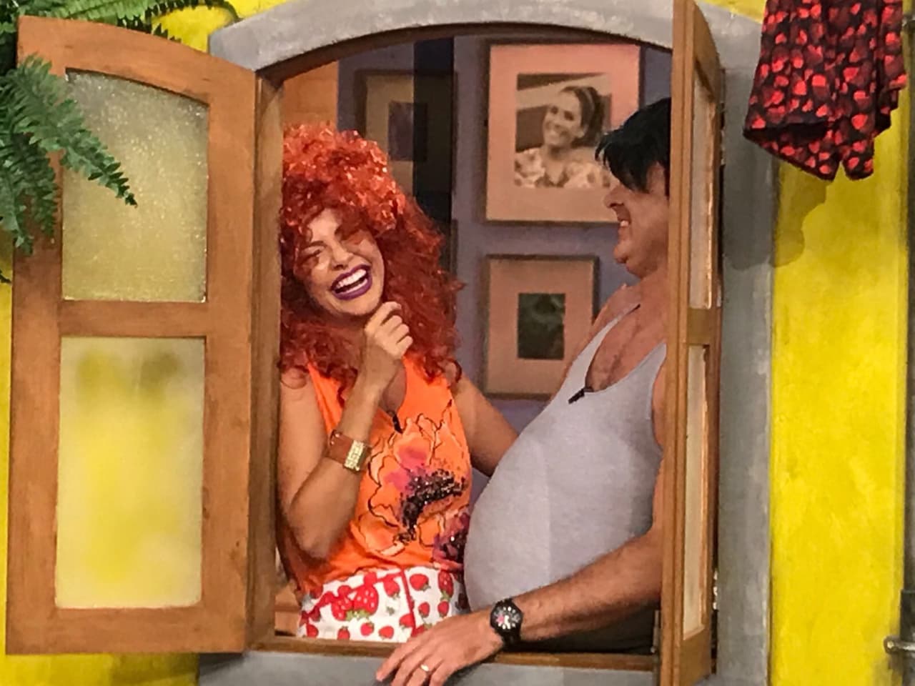 En este peculiar barrio, ¡el que no cae, resbala!, pero ellos mismos se ríen de sus bromas.