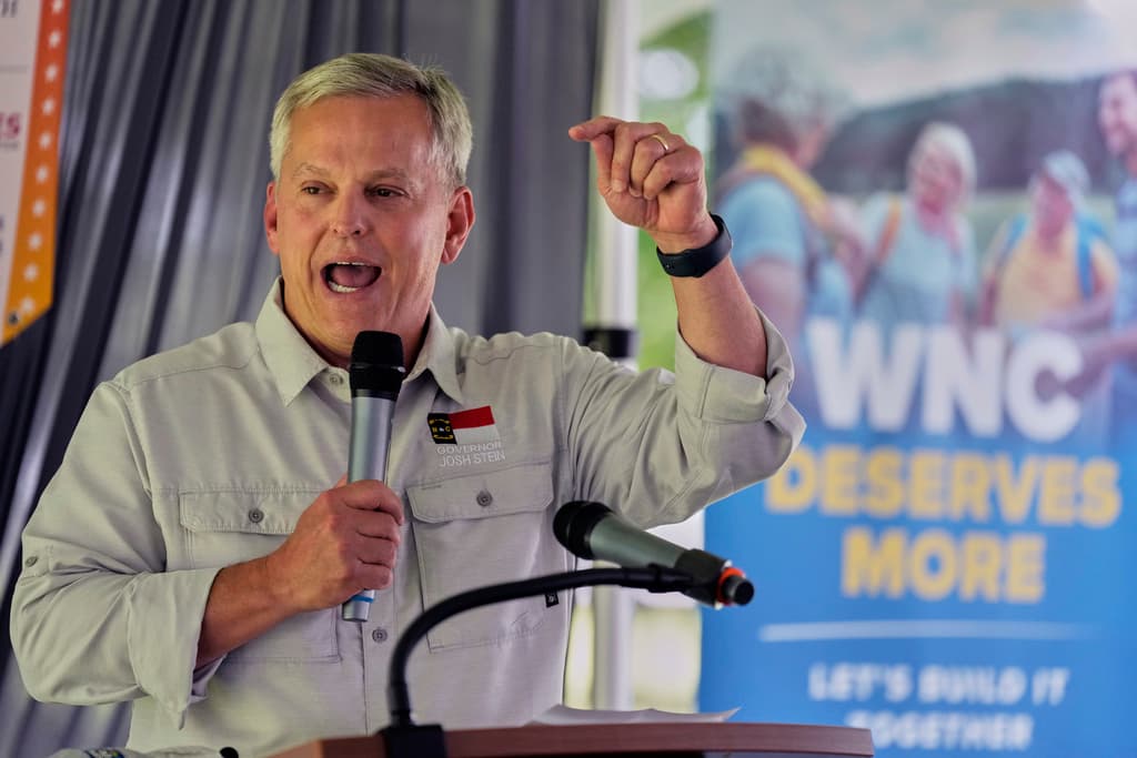 <b><a href="https://www.univision.com/local/north-carolina-wuvc/gobernador-carolina-del-norte-gregory-bovino-charlotte" target="_blank">Josh Stein, gobernador de Carolina del Norte y demócrata</a></b>, pidió a las personas 
<b>grabar cualquier "comportamiento inapropiado"</b> del que sean testigos y denunciarlo con la policía local.