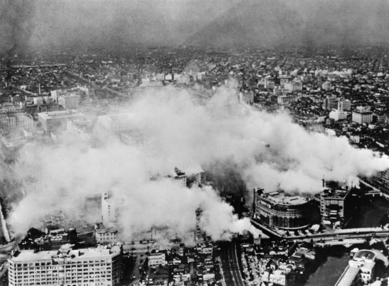 <h3 class="cms-H3-H3">Tokio, Japón</h3>
<br>
<br>La operación Meetinghouse, realizada por Estados Unidos el 9 de marzo de 1945, es considerada como el ataque aéreo más destructivo de la historia (aun sobre las bombas nucleares arrojadas sobre Hiroshima y Nagasaki). Más de 100,000 civiles murieron y más de 16 millas cuadradas (25 kilómetros cuadrados) de edificios fueron destruidos en pocas horas.
<br>