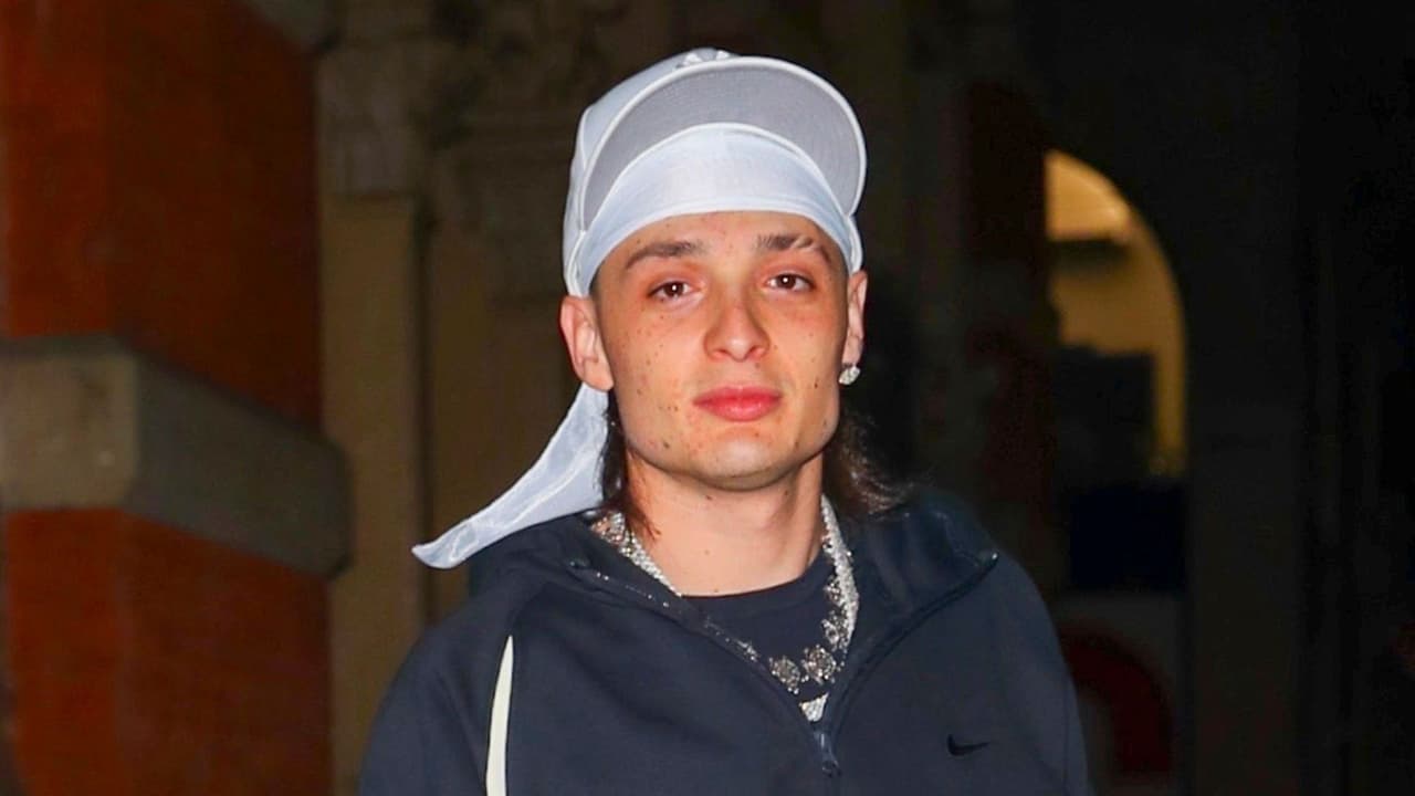 Confirman amenazas a Peso Pluma a través de mantas en Tijuana, ¿cancelarán su concierto?