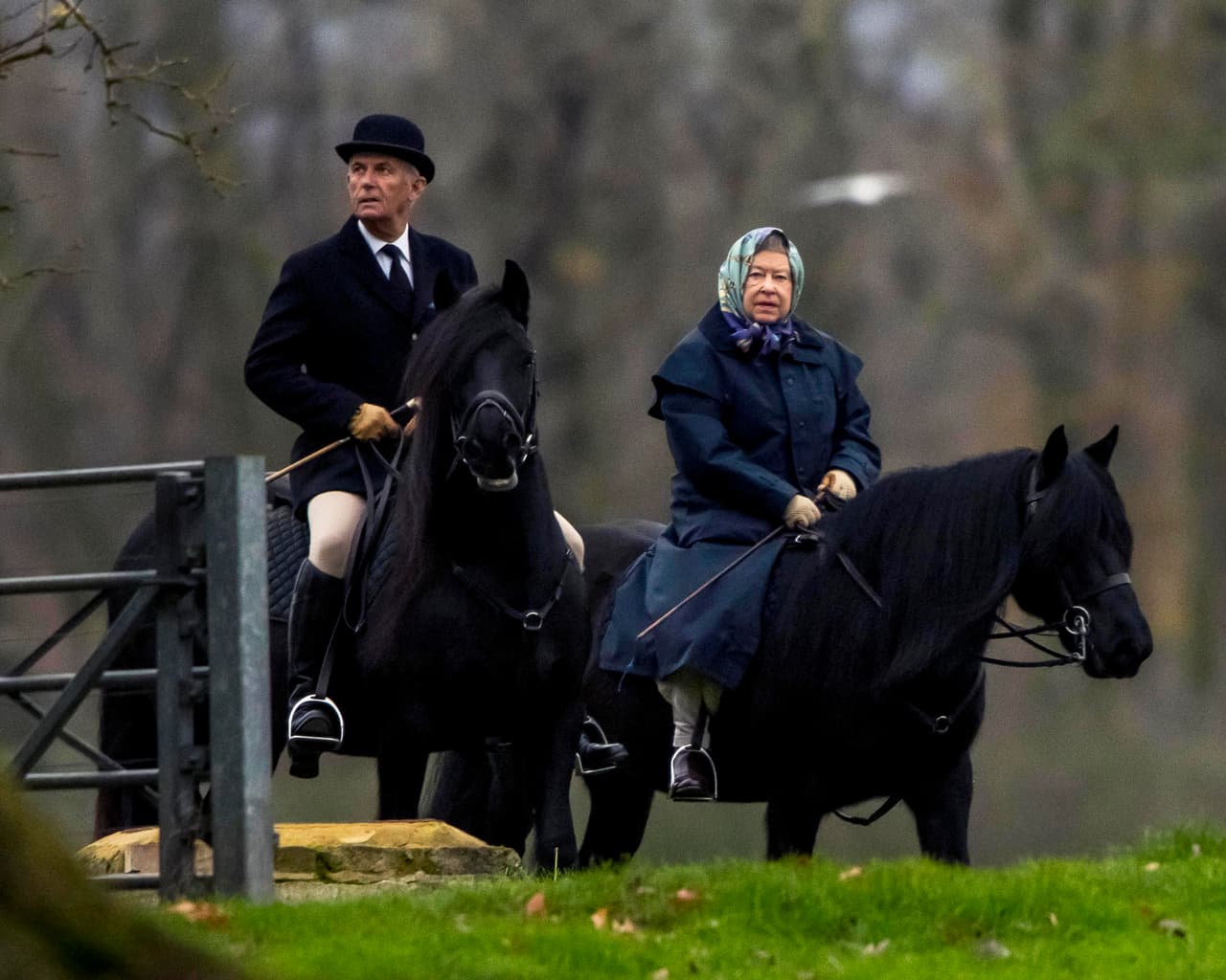Quien fuera la suegra de la princesa Diana nunca sale sola, siempre la acompaña una persona del palacio de Buckingham.