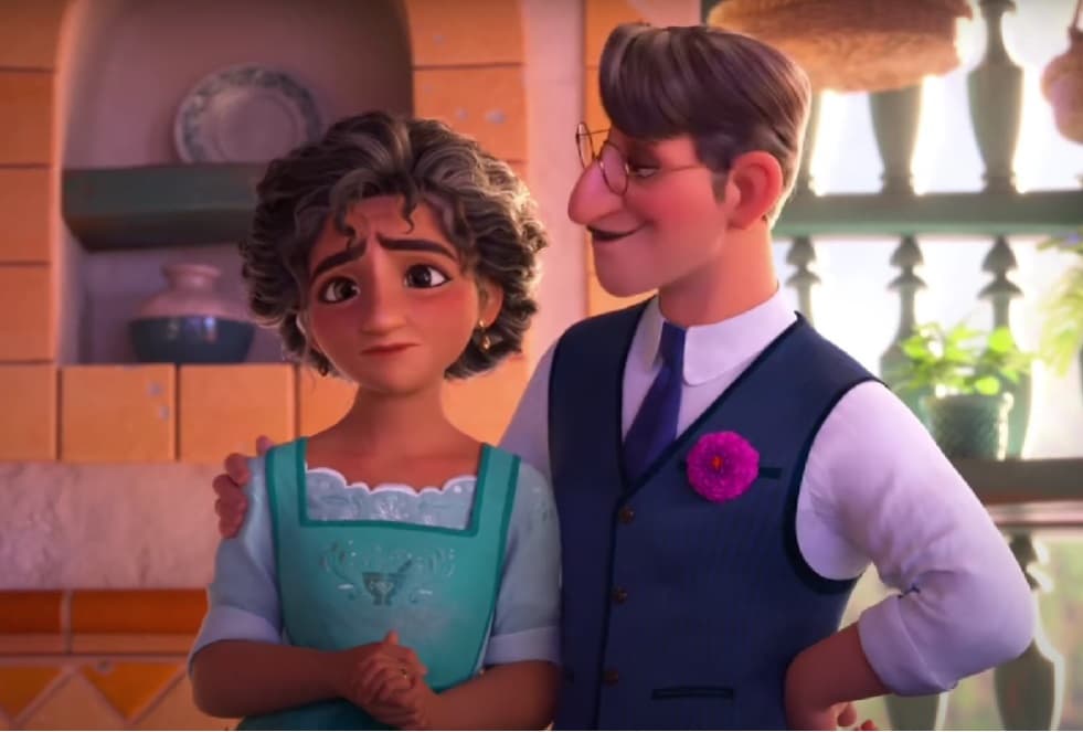 <b>Julieta Madrigal</b>
<br>La mamá de la protagonista es una mujer de 50 años de piel bronceada, cabello negro canoso y rizado que lleva recogido en un moño y ojos marrones.