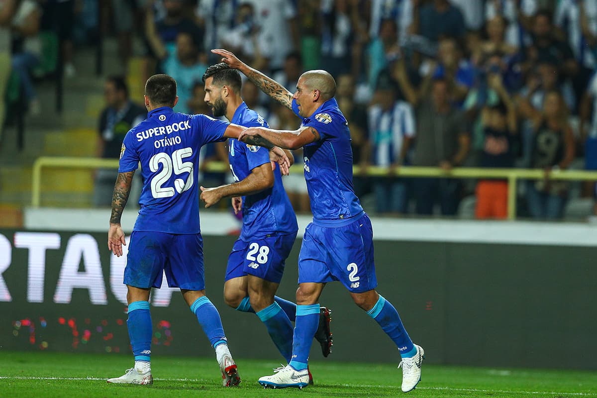 Maximiliano Pereira (2) celebra su gol, el 2-1 parcial a favor del Porto al minuto 67.
