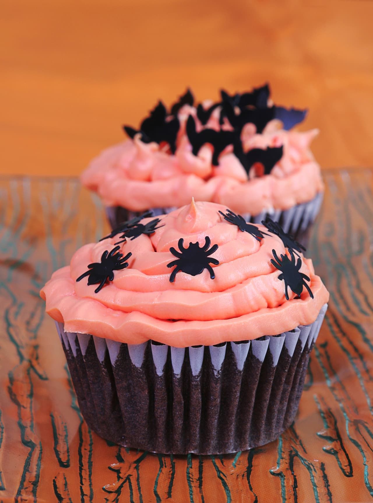 También hay algunas figuritas de papel que se pueden quitar cuando te los comas. forma lineas en forma de montaña con un rico frosting de fresa.