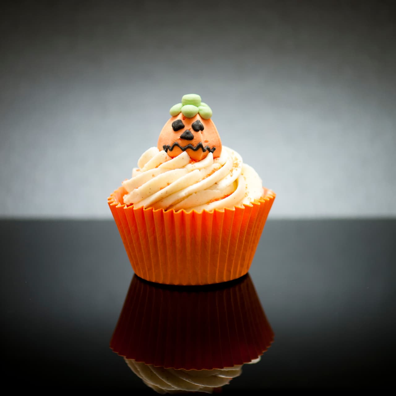 Las calabazas son una de las mejores ideas para decorar cupcakes temáticos de Halloween, pero hay muchas formas de hacerlas. Atrévete a experimentar con el material de repostería que todo mundo está usando, vuelve al fondant tu mejor aliado para crear los pastelillos más originales.