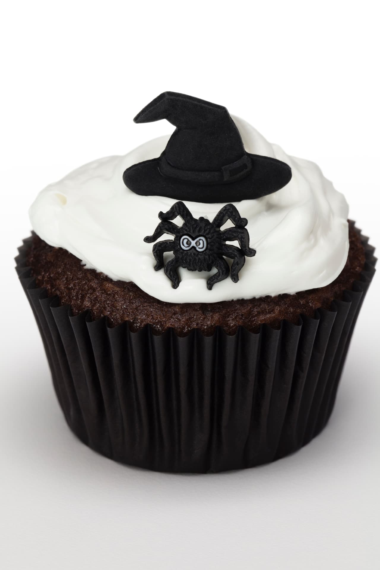 Saca tu lado más oscuro y delicioso con estos cupcakes de chocolate, frusting de crema batida y un lindo sombrero de fondant. Si ya tienes más experiencia con este material prueba hacer las arañitas, pero sino, puedes comprar estas figurillas de plástico.