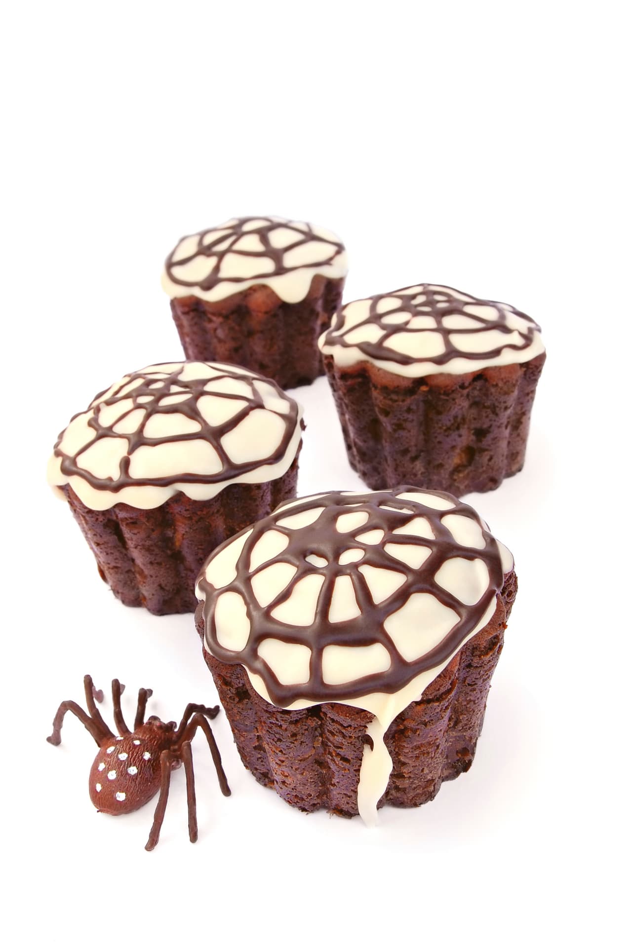 Sí eres amante del chocolate, forma estas telarañas con dos capas de el: una blanca y después la telaraña con una café. Espera a que el chocolate endurezca y disfruta.