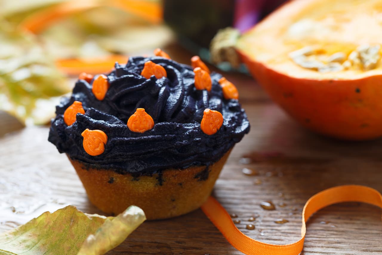 Hay algunos dulces muy pequeños que pueden ayudarte a decorar tus cupcakes. Solo espárcelos en el frusting que más te guste.