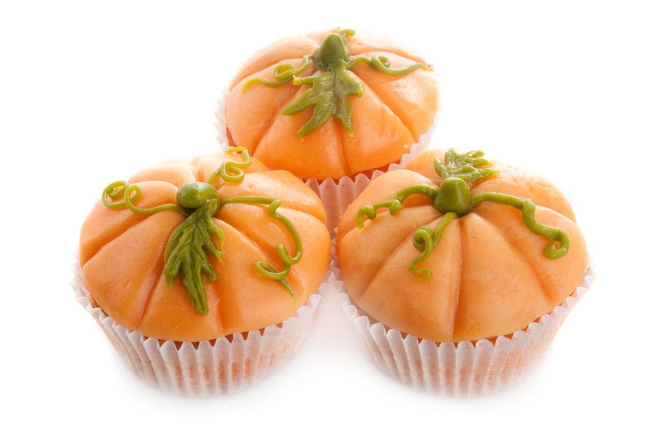Forma estas calabazas con frosting o con fondant y marca las lineas. Al final agrega las hierbas hechas del mismo material.