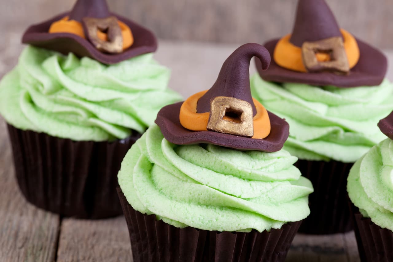 El mismo frosting lo puedes utilizar para hacer sombreros. Combina los colores del fondant para hacerlos más reales.