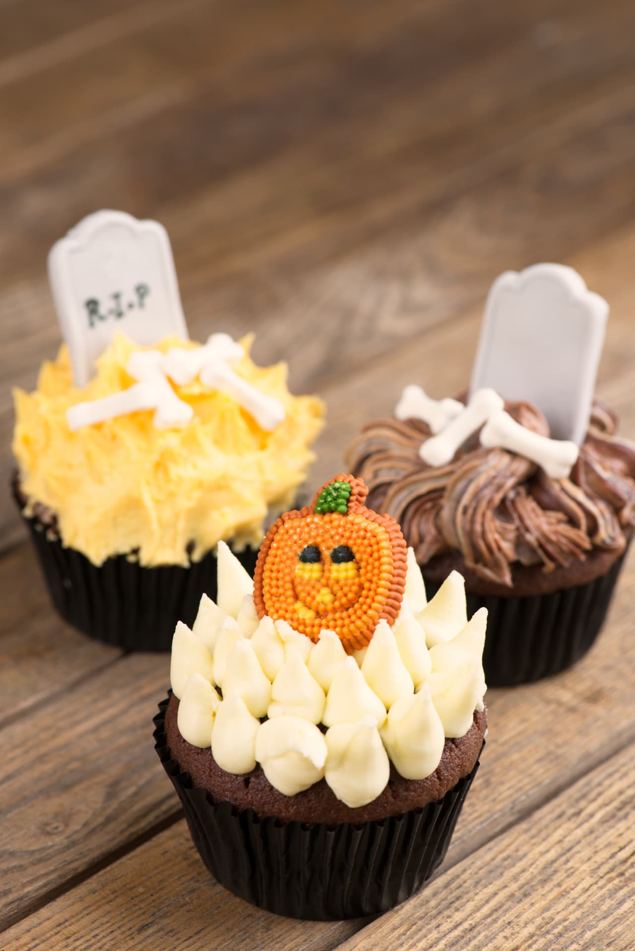 Esta es una pasta dulce y por su consistencia parecida a la plastilina, puedes hacer todas las figuras que se te ocurran. Incluso si no eres experta, haz algunas planas, como estas criptas, o huesitos y colócalos encima del frosting de tus cupcakes.