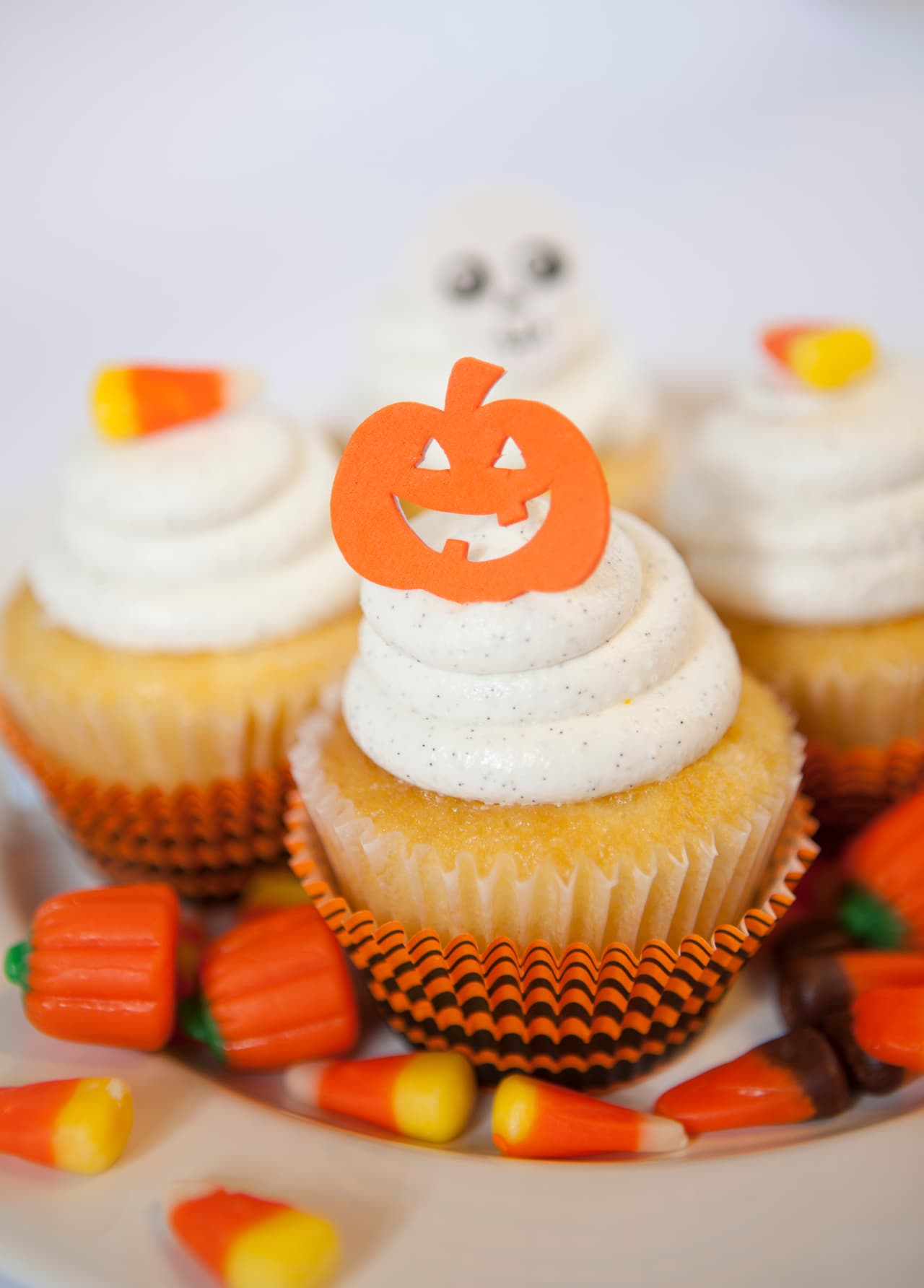 También puedes decorarlos con solo un frusting blanco con perlitas de dulce y agrega gomitas de Halloween o figuras de papel que puedas quitar al comerlos.