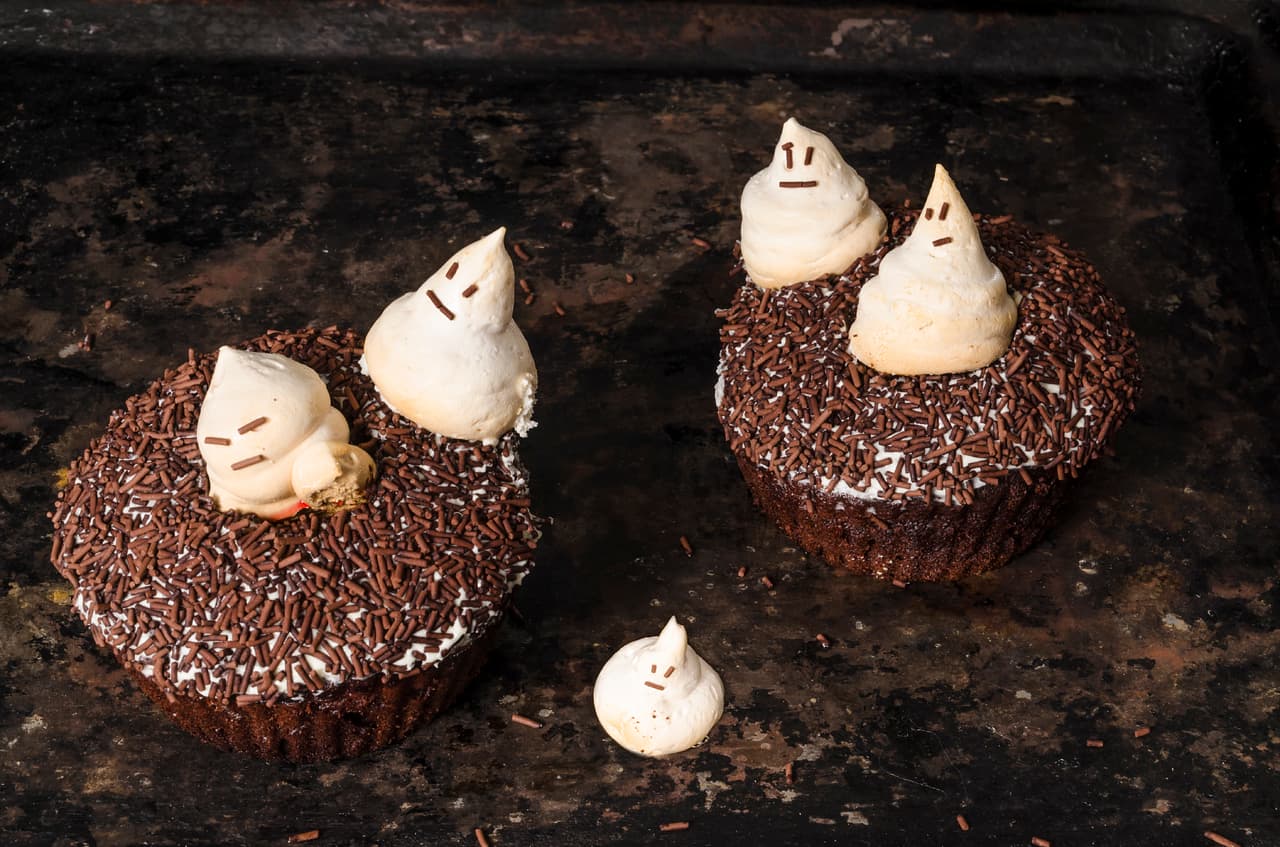 Algunos diseños realmente son súper rápidos y sencillos, este solo requiere crema batida, chispas de chocolate y pequeñas bolitas de fondant poniéndole los ojos con las chispas.