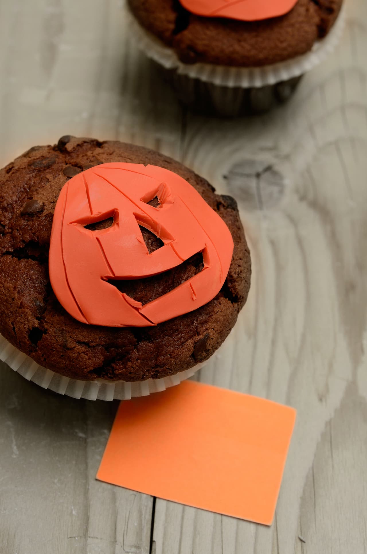 Pero si crees que manejar el fondant no es lo tuyo y no quieres complicarte la existencia, solo forma estas sencillas figuras y colócalas en tus cupcakes recién hechos. sencillo, pero súper 'ad hoc'.