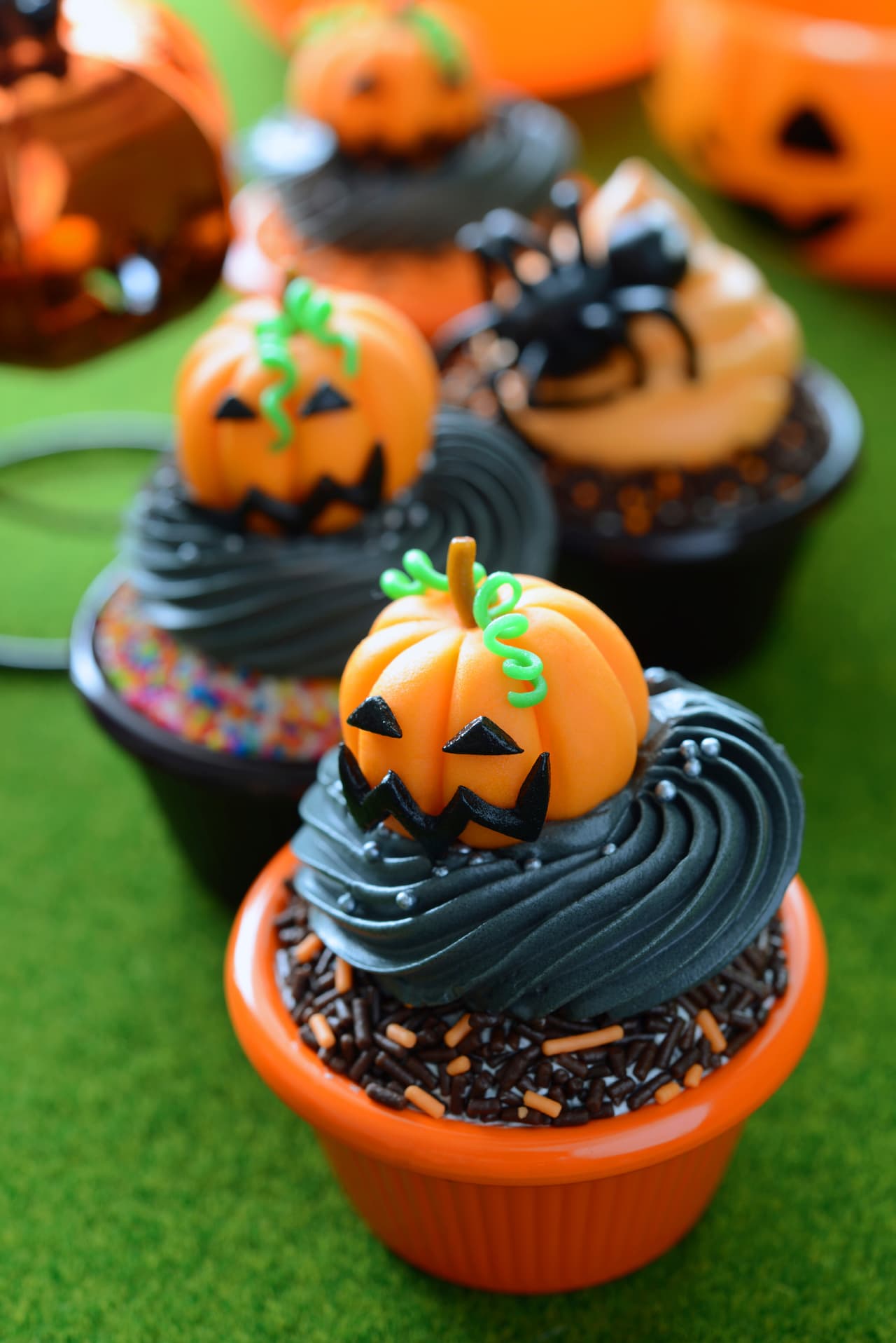 ¿Te invitaron a una fiesta de disfraces y no sabes que llevar? cocina y decora unos cupcakes muy originales y sorprende a todos.