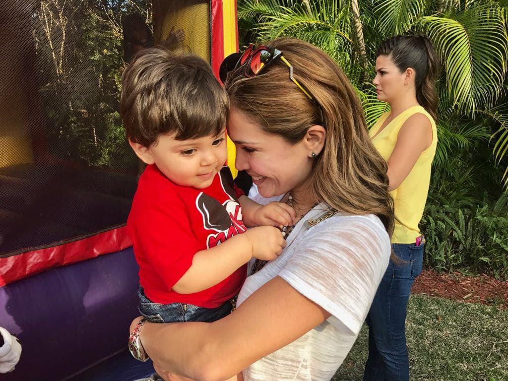 La tía Karla siempre tan consentidora, ella adora a los niños.